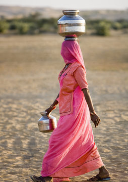 Indian women wearing sari's in the Thar desert. Rajasthan.