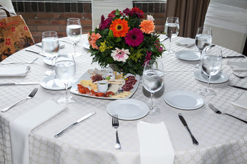 Beautifully decorated tables for guests with decorations  acuerdoarreglomontajeplanespreparativosantecedentede fondofondofondo de pantallaformaciónsegundo planotrasfondoagapebanquetecomida festivaágap
