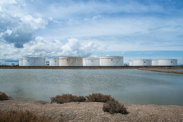 Obraz premium Refinery oil tanks, oil industry business