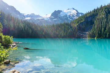 Joffre Lake en Colombie-Britannique, Canada pendant la journée.