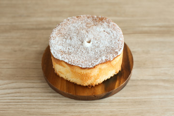 テーブルに置いた スポンジケーキ