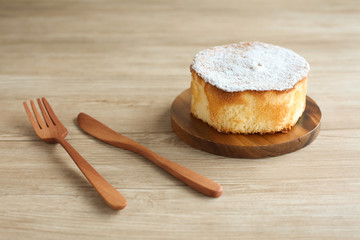 テーブルに置いた スポンジケーキ フォーク ナイフ