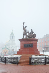 Fototapeta premium Monument to Minin and Pozharsky, the Church of the Nativity of John the Baptist on the Square of National Unity in Nizhny Novgorod in a fog