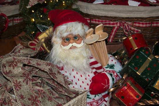 Babbo natale con gli occhi azzurri tra i regali natalizi