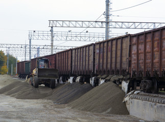 unloading of rubble from railway cars