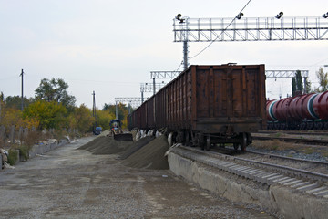 unloading of rubble from railway cars