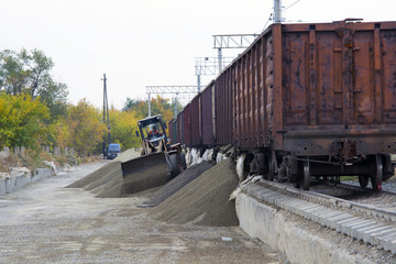unloading of rubble from railway cars