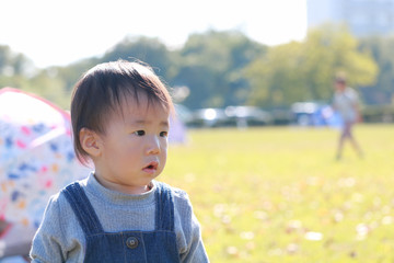 秋の公園　1歳の女の子