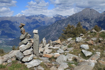 Traumhafte Alpenlandschaft / Blick vom Monte Berlinghera &uuml;ber das Val Chiavenna, davor selbstgebaute Steinm&auml;nner