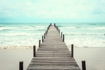 Fototapeta premium Drewniany most nad morzem. Podróże i wakacje. Pojęcie wolności. Wyspa Kood w prowincji Trad, Tajlandia
