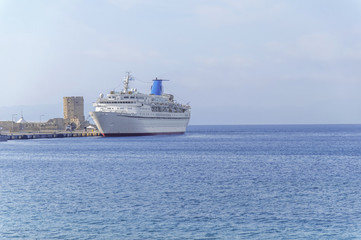 Obraz premium Big white cruise ship docked at marina waiting passengers for luxury vacation