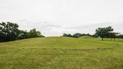 Obraz premium 秋の草刈古墳群の風景