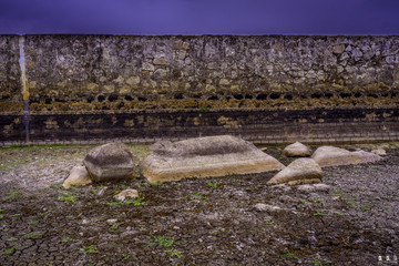 Presa y rocas