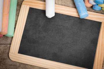 Schiefertafel mit Textfreiraum, bunte Malkreide, Flat lay