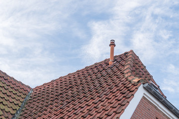 Kleiner Schornstein auf einem alten Dach