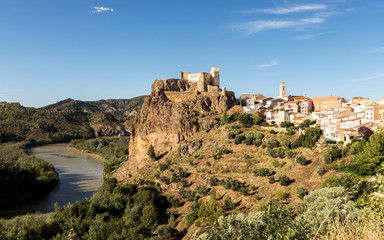 Fototapeta na wymiar Vista del pueblo de Cofrentes junto al río Cabriel. Valencia. España