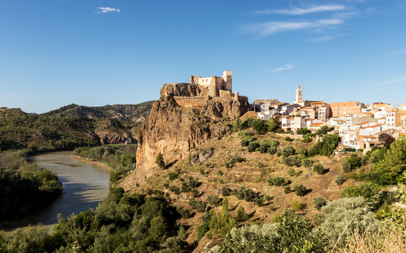Vista del pueblo de Cofrentes junto al río Cabriel. Valencia. España