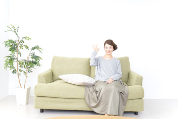 Obraz premium Woman pointing to something at home