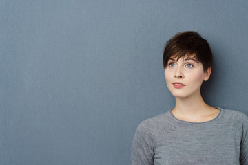 schöne frau mit kurzen braunen haaren schaut zur seite