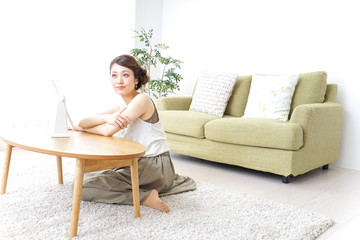 woman making herself up at home