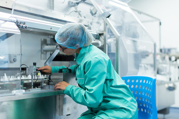 Naklejka premium machine operator at the plant for work