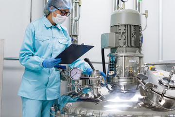 Inspector in the production control process