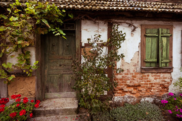Fototapeta na wymiar Altes, halbverfallenes Fachwerkhaus mit Tür und Fenster 