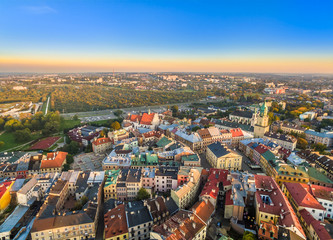 Lublin z powietrza. Krajobraz starego miasta w Lublinie z charakterystycznymi punktami, widziany z lotu ptaka. © art08