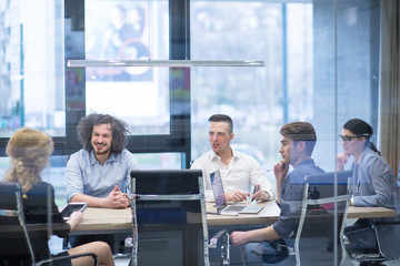 Obraz premium Startup Business Team At A Meeting at modern office building
