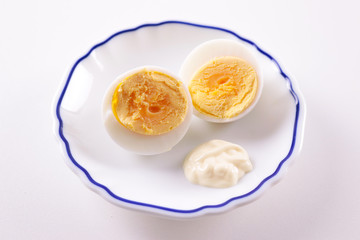 カットしたゆで卵とマヨネーズ