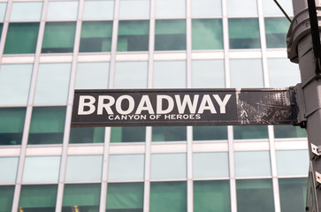 Broadway - Canyon of Heroes Straßenschild in Manhattan, New York