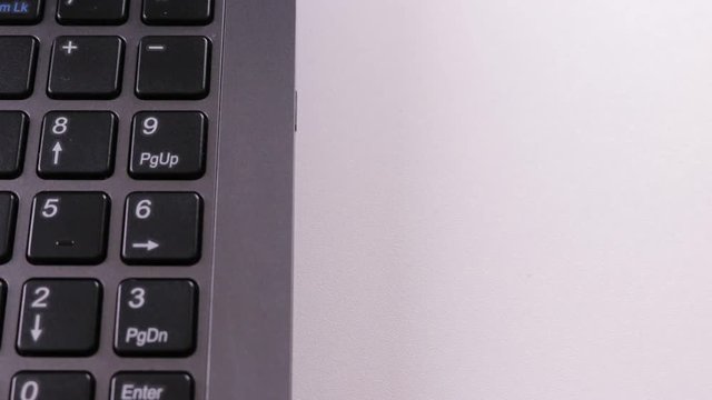 パソコンにディスクを挿入する手元