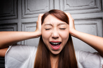 絶叫する女性