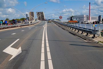 Fototapeta na wymiar Hochgezogene Brücke in Holland