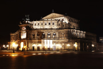 Fototapeta na wymiar Die Semperoper in Dresden ist das Opernhaus der Sächsischen Staatsoper Dresden, die als Hof- und Staatsoper Sachsens eine lange geschichtliche Tradition hat.