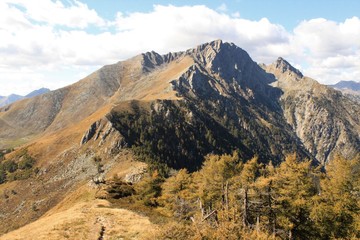Herbst in den italienischen Alpen; Blick vom Monte Berlinghera hinüber zum Sasso Bianco und Sasso Canale