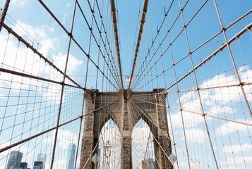 Untersicht auf die Brooklyn Bridge in New York