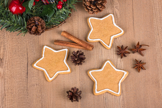 Christmas cookies with decoration /
Still life with decorated Christmas cookies on a wooden background
