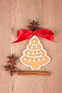 Christmas cookies with decoration /
Still life with decorated Christmas cookies on a wooden background
