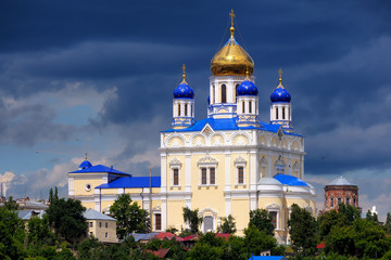 Fototapeta na wymiar Ascension Cathedral - the main Orthodox church of the city of Yelets, Russian.Tthe cathedral church of Yelets Diocese. Golden domes on the background of a beautiful sky.