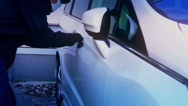 車上荒らし　ピッキングで車へ侵入する泥棒　防犯対策の為の事例イメージ