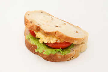 お皿にのせた エッグレタストマトサンド パン サンドウィッチ 白背景