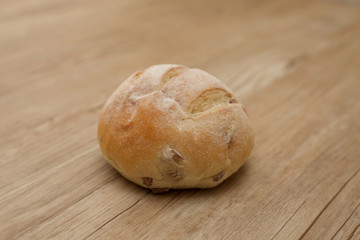 テーブルにのせた フランスパン ライ麦パン クローズアップ