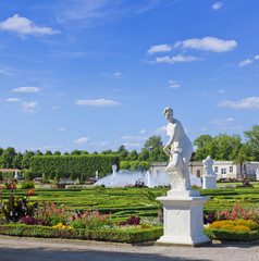 Fototapeta na wymiar Herrenhäuser Gärten mit Glockenfontäne und antike Statuen