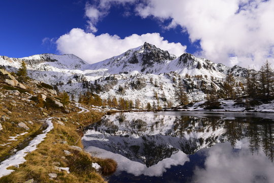 cime de rogue  se refl&eacute;tant dans le lac du camp soubran, parc national du mercantour
