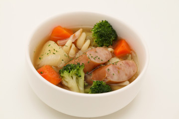 ポトフ 野菜 ソーセージ 煮込み スープ 白背景