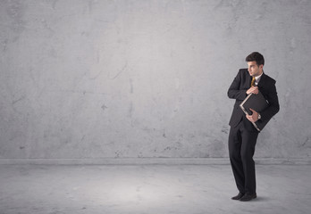 Obraz premium Young businessman standing confused