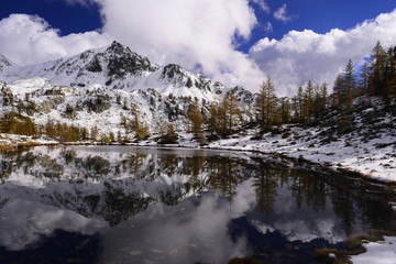 reflet de la cime de rogué enneigée dans le lac