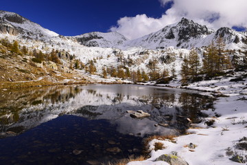 Fototapeta na wymiar ambiance hivernale au lac du camp soubran 