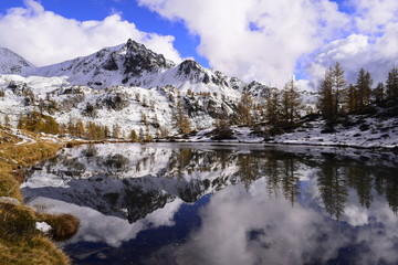 Fototapeta na wymiar reflets de la cime de rogué dans le lac du camp soubran